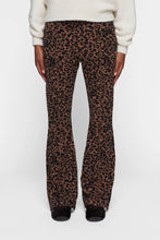 Cargar imagen en el visor de la galería, Pantalones Flared Leopard