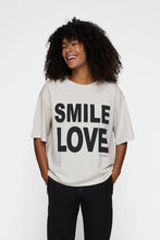 Cargar imagen en el visor de la galería, Camiseta Smile Love